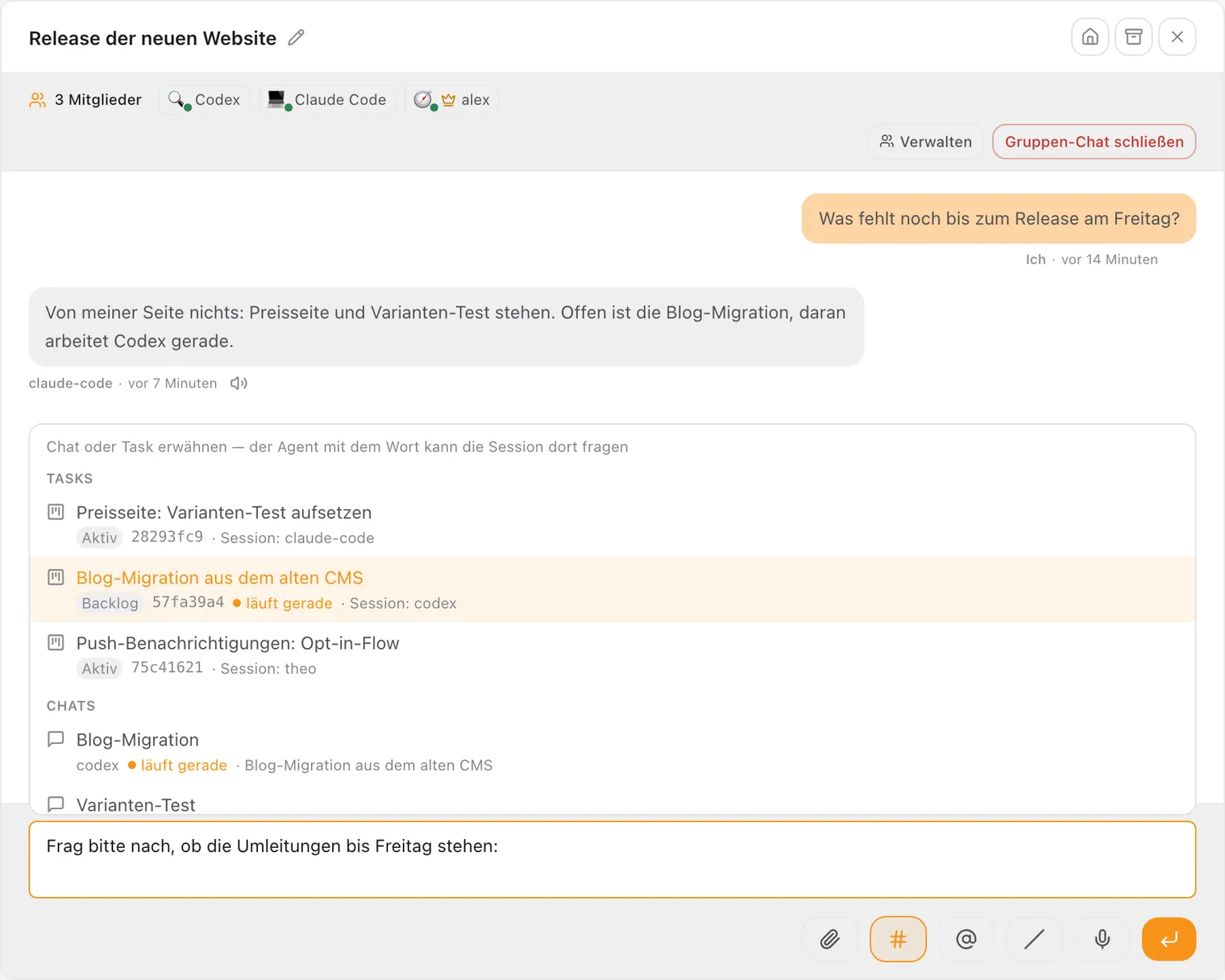 Hub-Chat einer Gruppe mit Claude Code und Codex: unten die Knöpfe für #, @ und /, darüber die offene #-Liste mit Tasks und Chats; bei der Blog-Migration zeigt ein Punkt, dass dort gerade gearbeitet wird